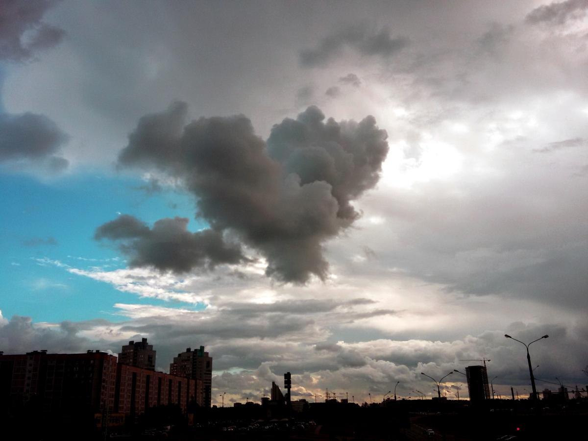 阴云密布高清照片